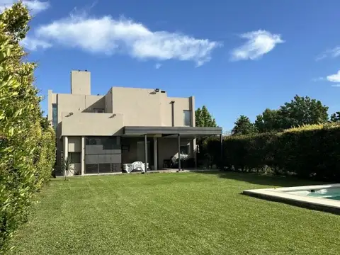 Casa 6 ambientes con 2 baños