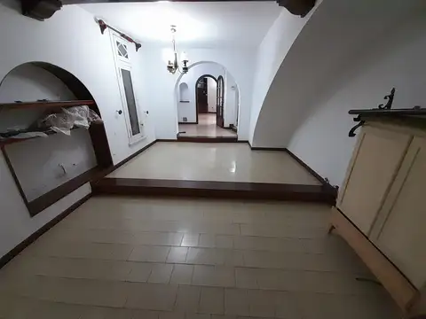 Casa 7 ambientes con 2 baños