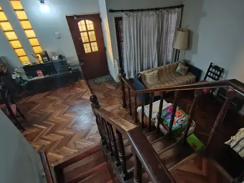 Casa 6 ambientes con 2 baños