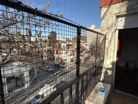 Villa Devoto- Departamento 3 ambientes al frente con balcón.-