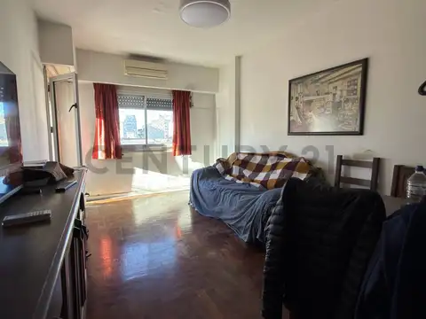 Villa Devoto- Departamento 3 ambientes al frente con balcón.-