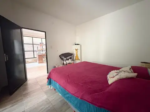 CASA 3 DORMITORIOS CON COCHERA Y LOCAL - VENTA
