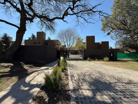 Dúplex en venta en housing en villa allende golf