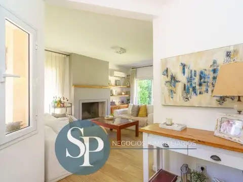 Casa 4 ambientes con 2 baños