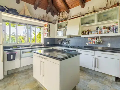 Casa 5 ambientes con 4 baños