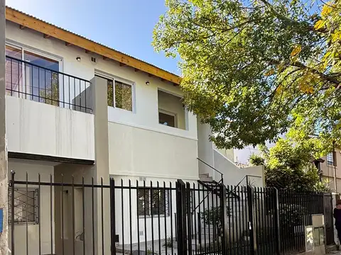 CASA, PH AL FRENTE, DE TRES AMBIENTES EN PLANTA BAJA CON COCHERA Y HERMOSO JARDIN, A ESTRENAR