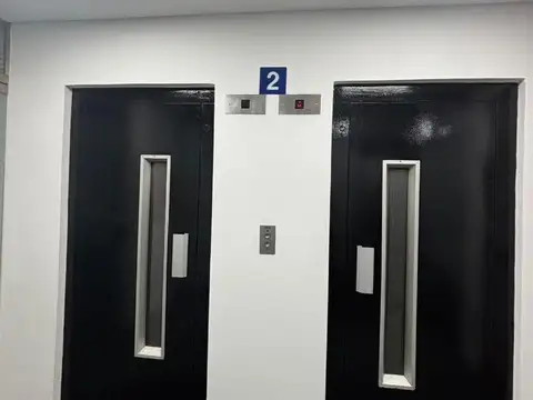 Oficina 10 ambientes con 6 baños