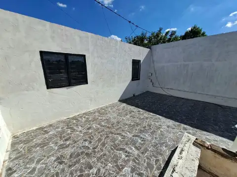 VENTA CASA 2 DORMITORIOS CON COCHERA Y PATIO
