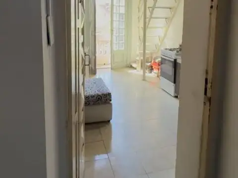 MONOAMBIENTE CON BALCÓN Y ENTREPISO A REFACCIONAR