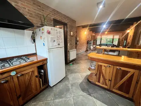 Casa 4 ambientes con 2 baños