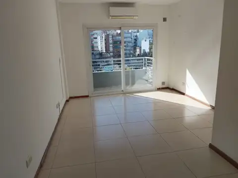 Hermoso Monoambiente al frente con balcón, superluminoso! Excelente zona