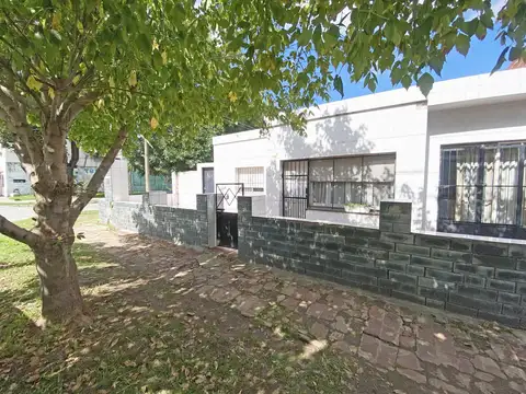Casa en Venta en Villa Massoni, Zarate. De 4 ambientes. 2 dormitorios Patio y lavadero.