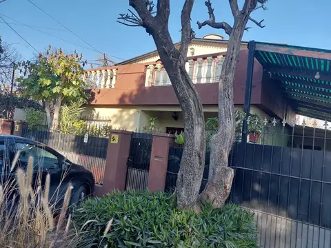  Chalet con depto y local   en Venta en Garin, Escobar, G.B.A. Zona Norte