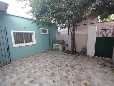 Departamento de pasillo 2 dormitorios con patio y parrillero