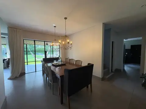 Casa 6 ambientes con 5 baños