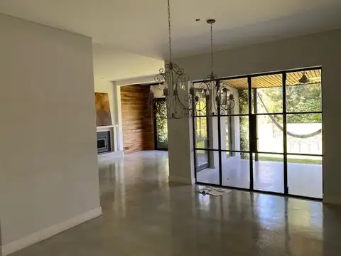 Casa en Alquiler con 2 cocheras