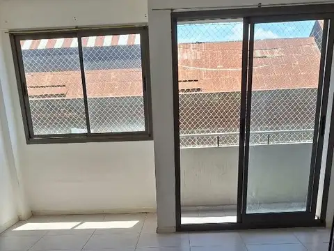 MONOAMBIENTE CON BALCON MUY LUMINOSO Y ALEGRE EN CABALLITO