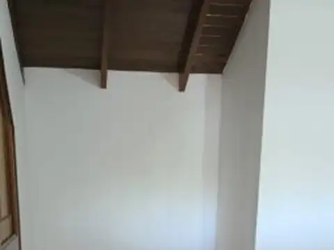 ALQUILER: Hermoso Chalet Dividido en Departamentos - ISIDRO CASANOVA