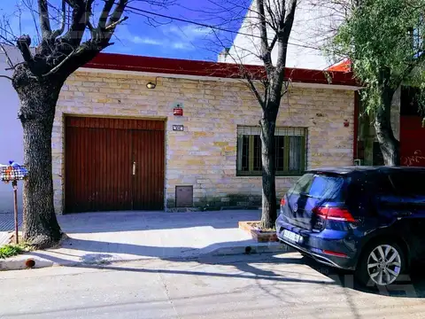 Oportunidad! Casa 3 dormitorios en Castelar Sur - Terreno 256m² - Quincho y cochera doble