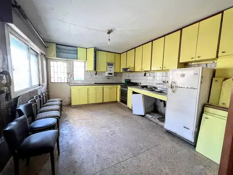 Casa 6 ambientes con 2 baños