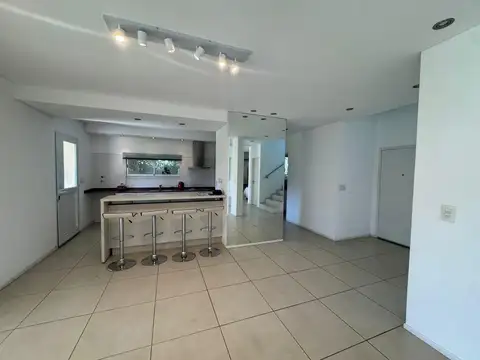 Casa 6 ambientes con 2 baños
