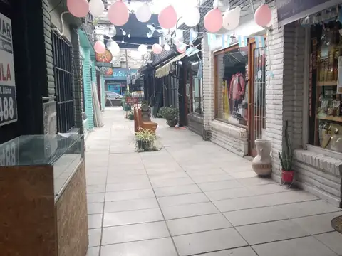 LOCAL en galeria en venta sobre av. Peron