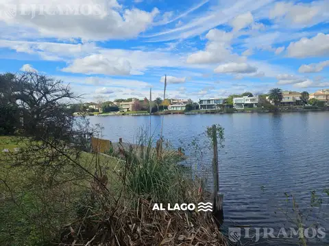 Lote a la LAGUNA de 800 m2  en venta en San Isidro Labrador.
