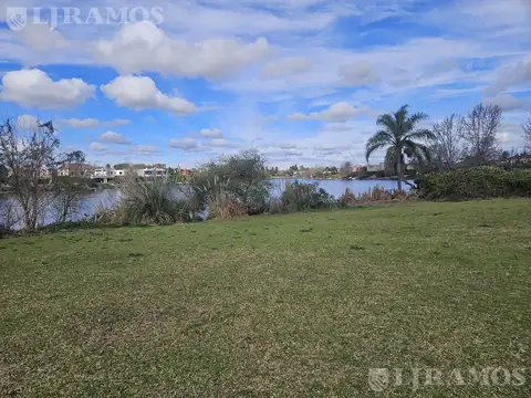 Lote a la LAGUNA de 800 m2  en venta en San Isidro Labrador.