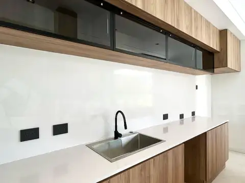 Casa en Venta con 4 cocheras
