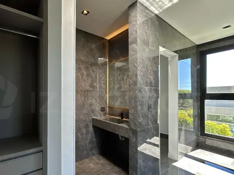 Casa 6 ambientes con 3 baños
