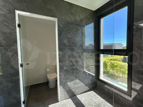 Casa en Venta con 4 cocheras