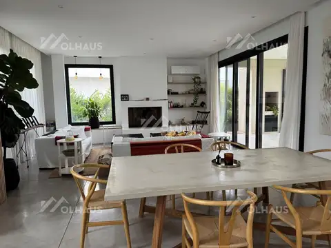 Casa en Alquiler con 2 cocheras