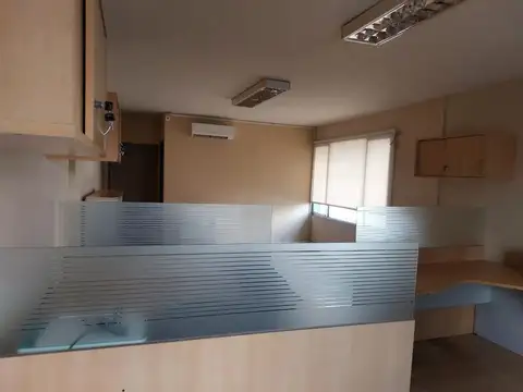 AMPLIA OFICINA EXCELENTE ESTADO 2 CUADRAS DE LA ESTACIÓN
