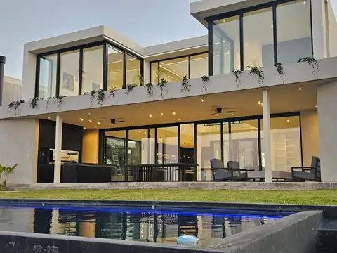 Casa en Venta con 2 cocheras