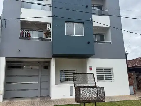 Semipiso pasante en 134 e/(32 y 33) 2 dormitorios. A Banco