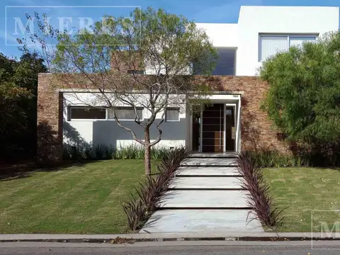 Casa en venta, sobre lote al agua en Santa Barbara
