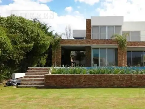 Casa en venta sobre lote al agua en Santa Barbara