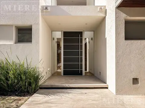Casa en Venta con 4 cocheras