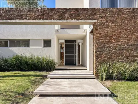 Casa 6 ambientes con 5 baños
