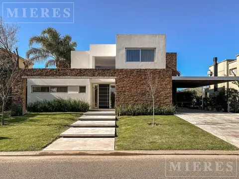 Casa en venta sobre lote al agua en Santa Barbara