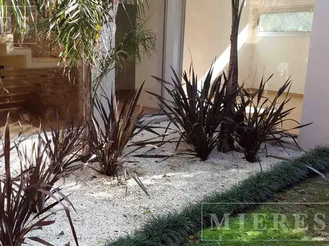 Casa en Venta con 4 cocheras