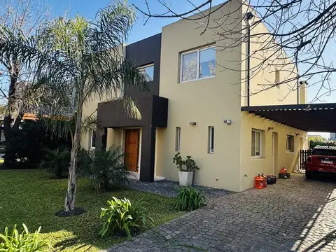 Casa 5 Ambientes con piscina - Barrio Santa Guadalupe