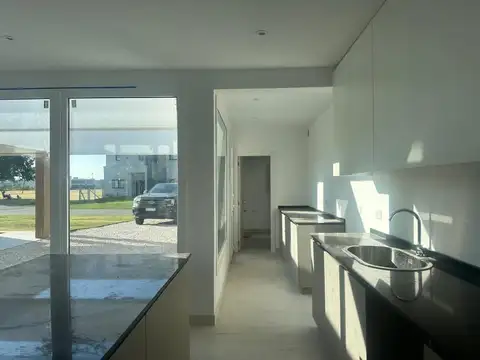 Casa 4 ambientes con 3 baños