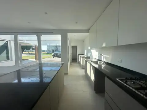 Casa en Alquiler con 3 cocheras