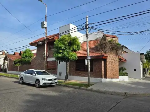 VENTA DUPLEX EN ESQUINA DE 5 AMBIENTES AL FRENTE CON FONDO LIBRE Y QUINCHO CON PARRILLA. VILLA SARMIENTO
