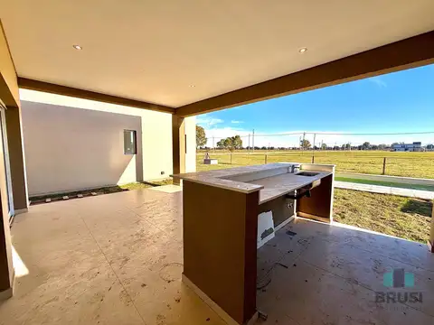 Casa 4 ambientes con 2 baños