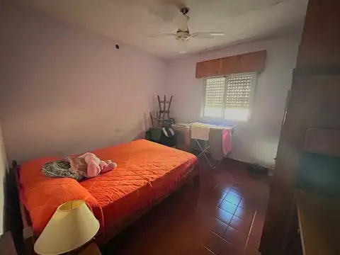 Casa de frente Laprade 4000, dos dormitorios + depto 1 dorm.