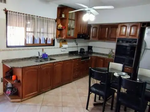 Casa 5 ambientes con 3 baños