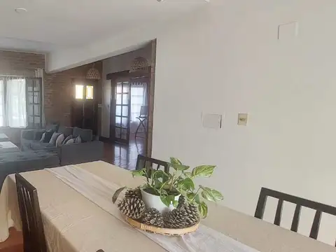 Casa 6 ambientes con 2 baños