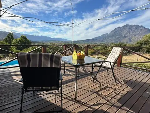 Casa con pileta, quincho y vistas a la montaña 